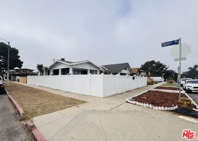 $5,995 | 1100 West 48th Street, Los Angeles, CA 90037