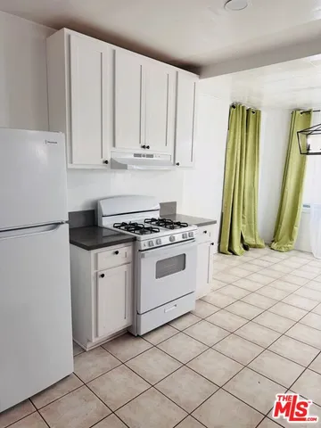 $5,995 | 1100 West 48th Street, Los Angeles, CA 90037