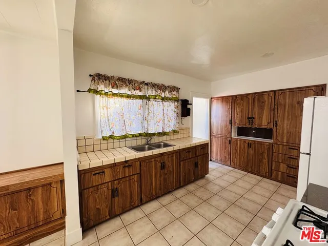 $5,995 | 1100 West 48th Street, Los Angeles, CA 90037