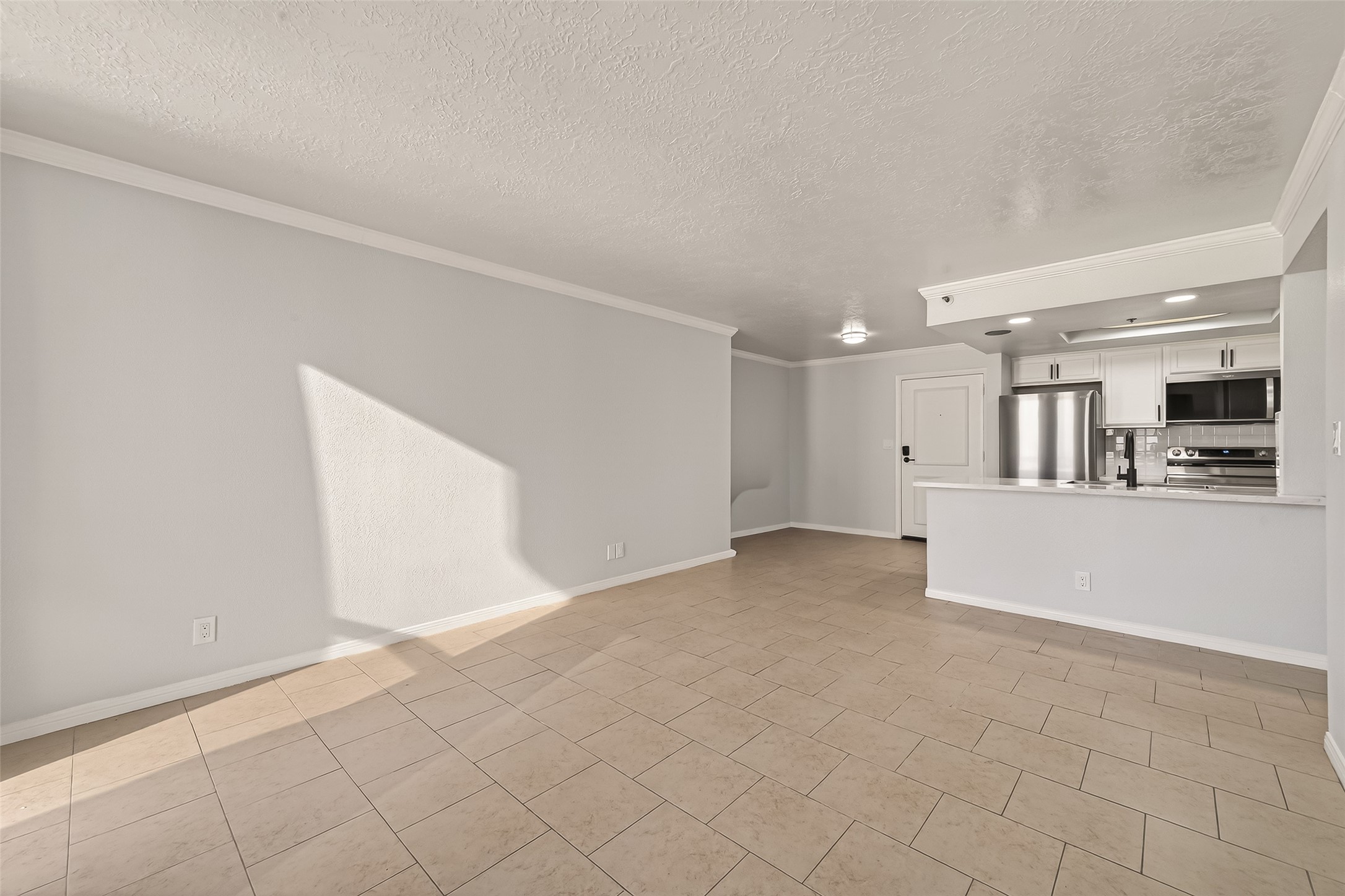 3525 Sage Road, Unit 1405 Houston, TX 77056 - Photo 11 of 37 a view of an empty room