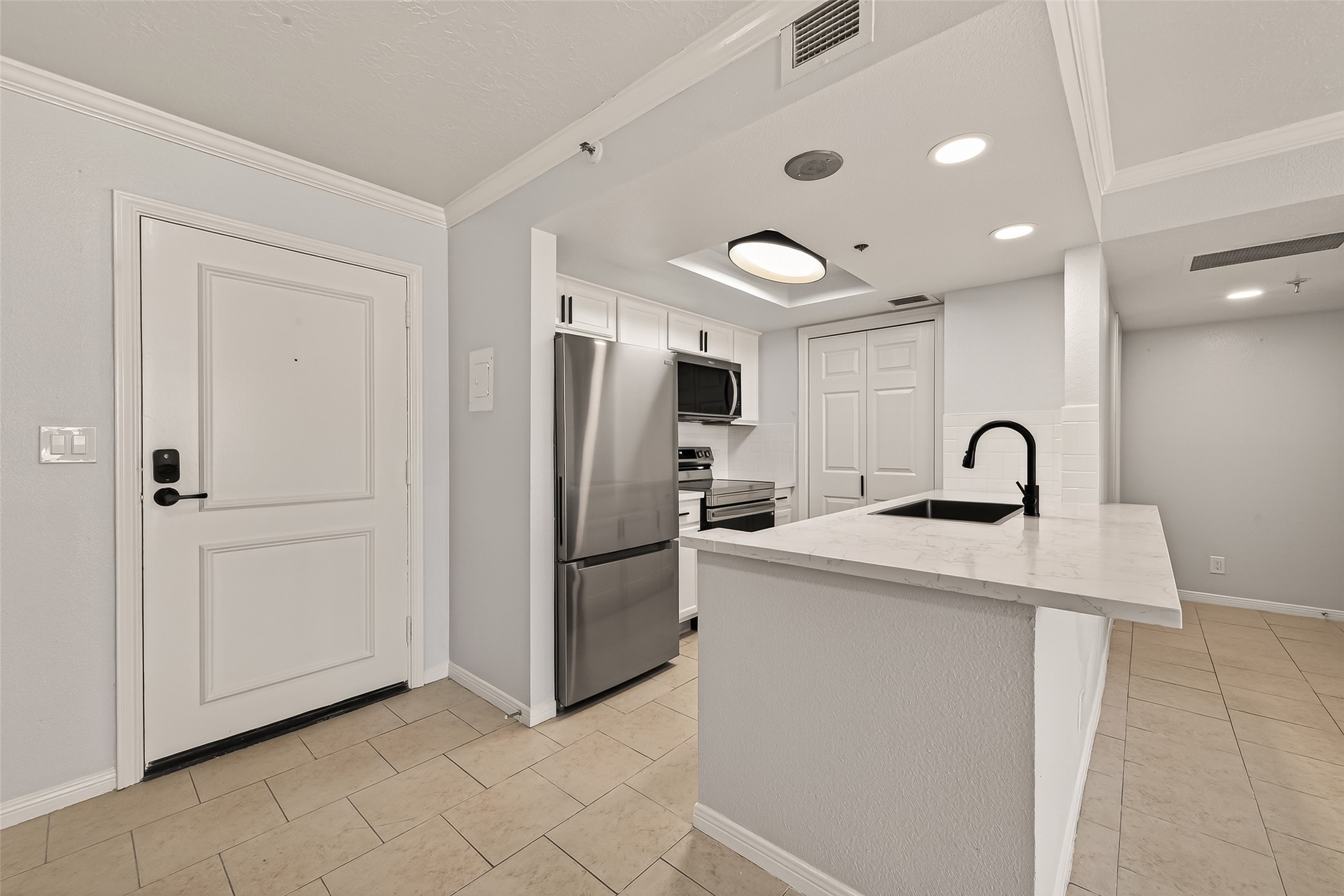 3525 Sage Road, Unit 1405 Houston, TX 77056 - Photo 14 of 37 a view of a kitchen with a sink and a refrigerator