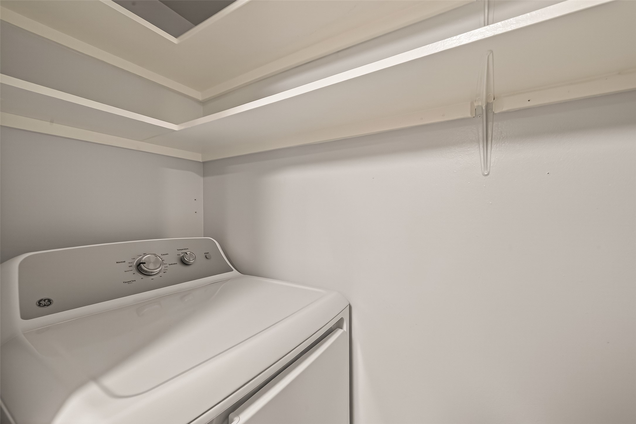 3525 Sage Road, Unit 1405 Houston, TX 77056 - Photo 19 of 37 a utility room with dryer and washer