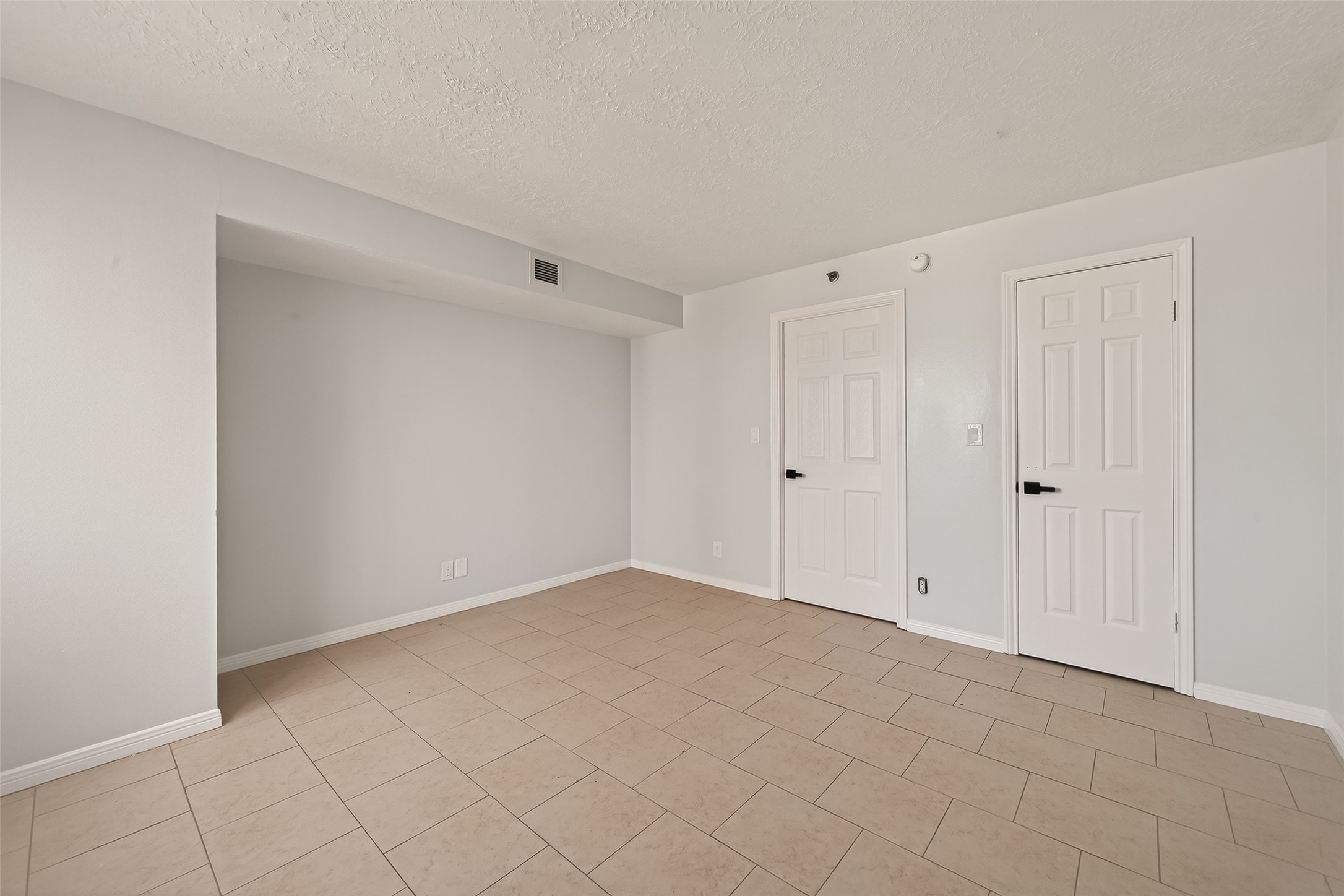 3525 Sage Road, Unit 1405 Houston, TX 77056 - Photo 21 of 37 a view of an empty room