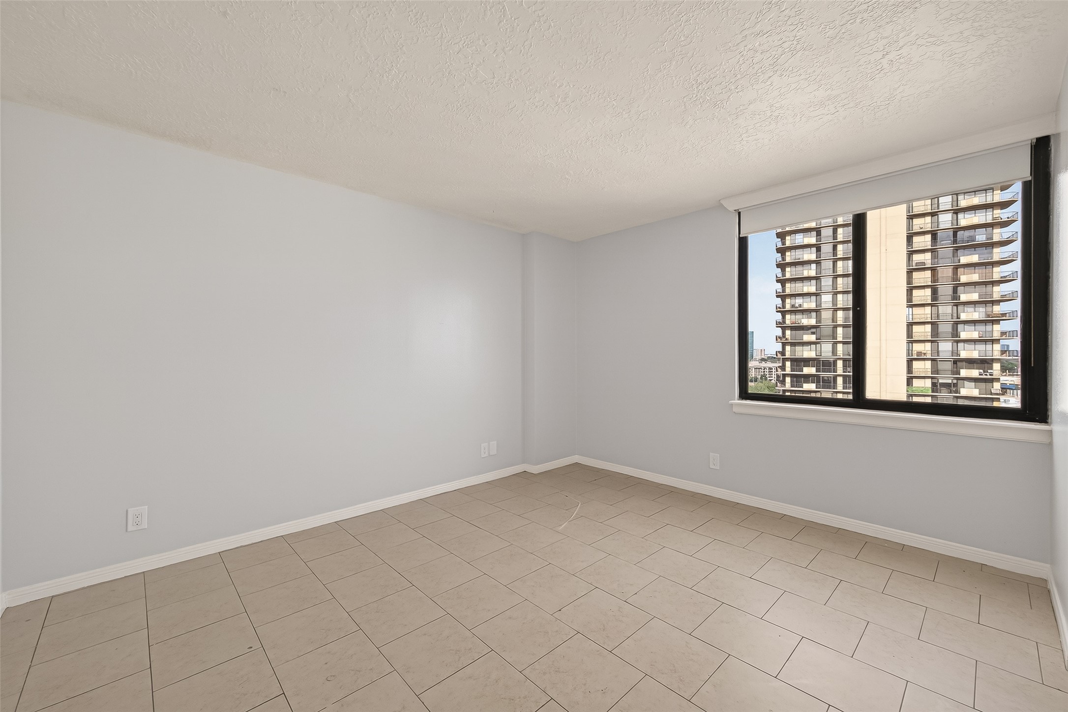 3525 Sage Road, Unit 1405 Houston, TX 77056 - Photo 23 of 37 an empty room with windows