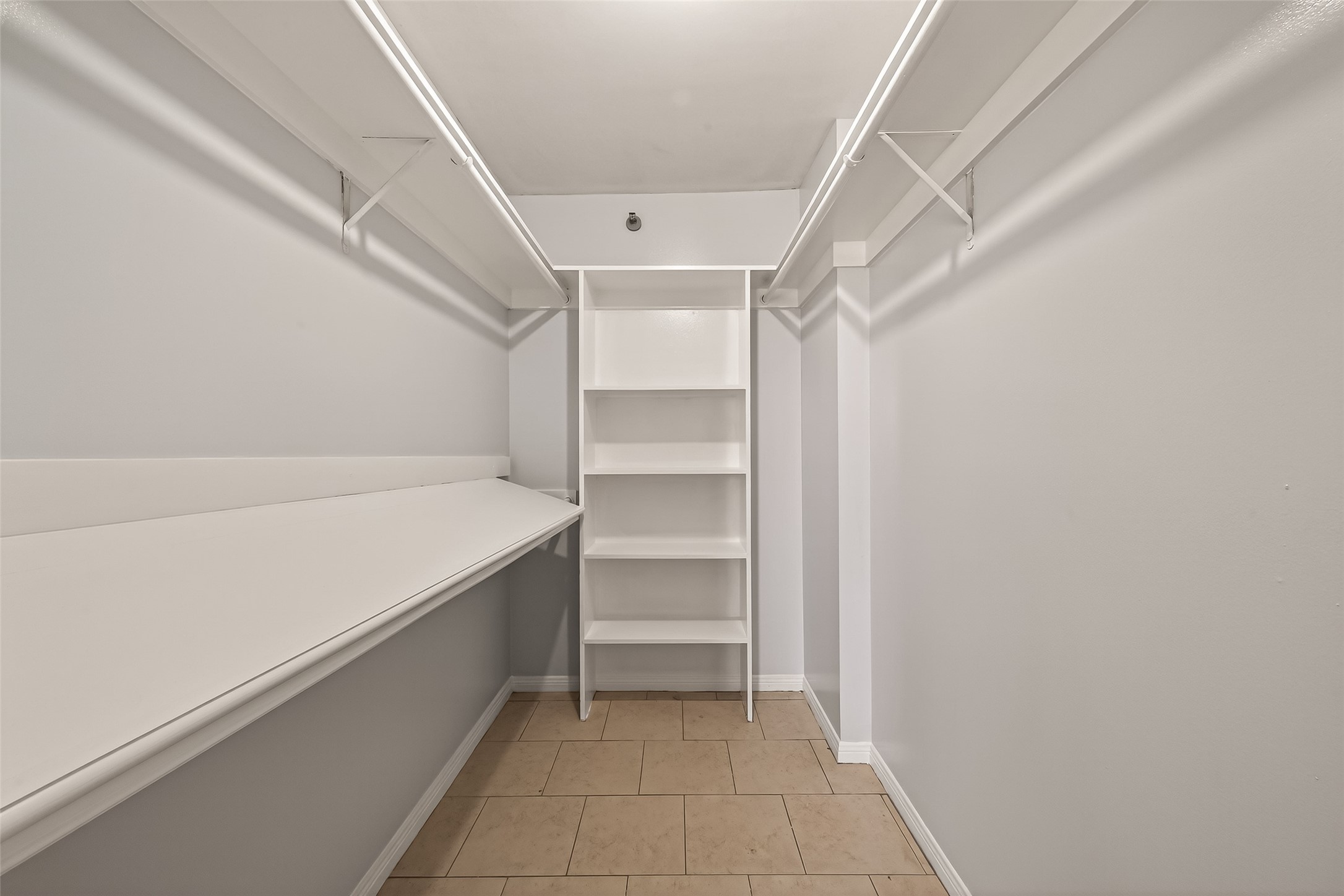 3525 Sage Road, Unit 1405 Houston, TX 77056 - Photo 26 of 37 a view of an empty walk in closet