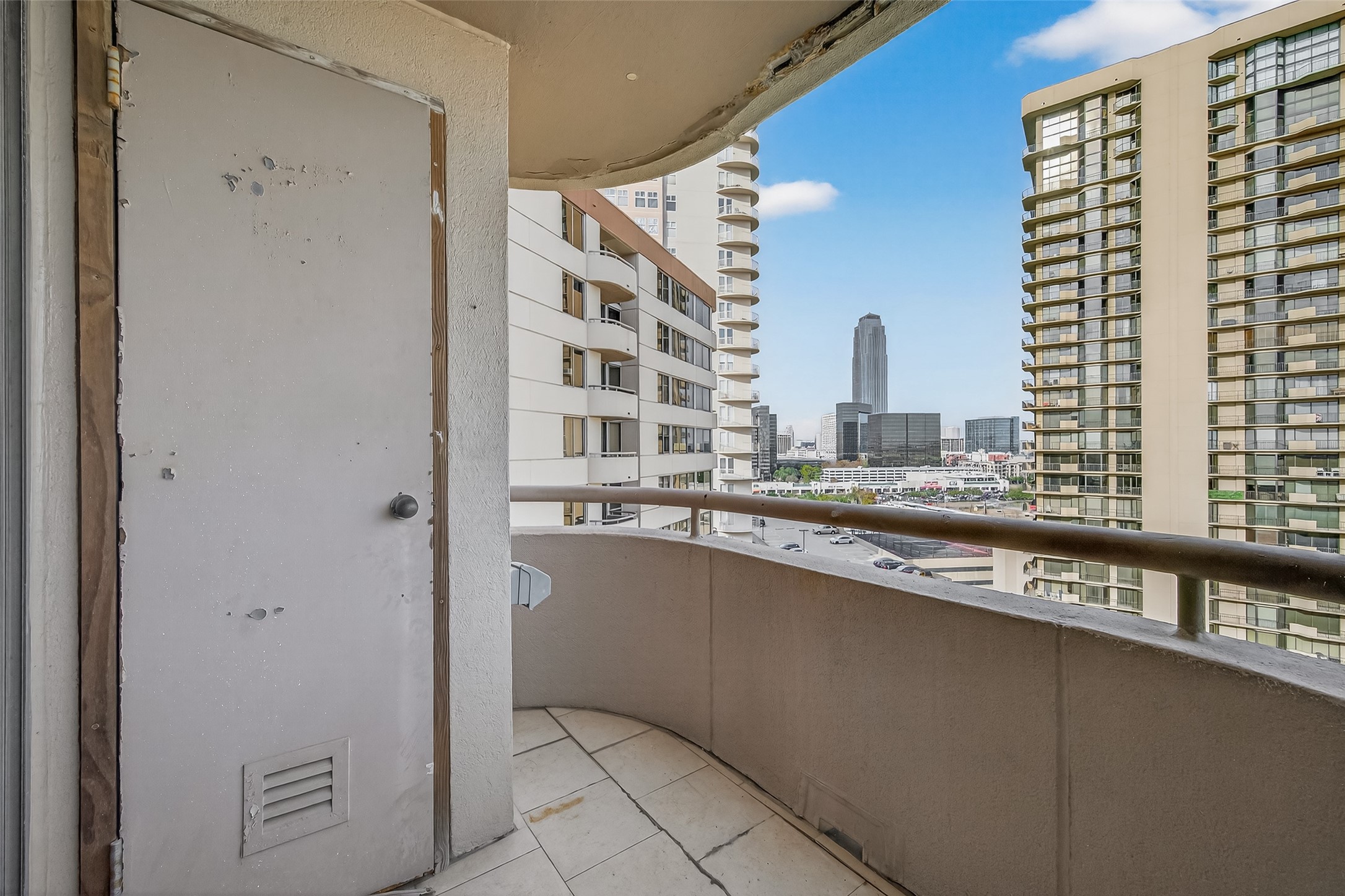 3525 Sage Road, Unit 1405 Houston, TX 77056 - Photo 27 of 37 a close up of a tall building