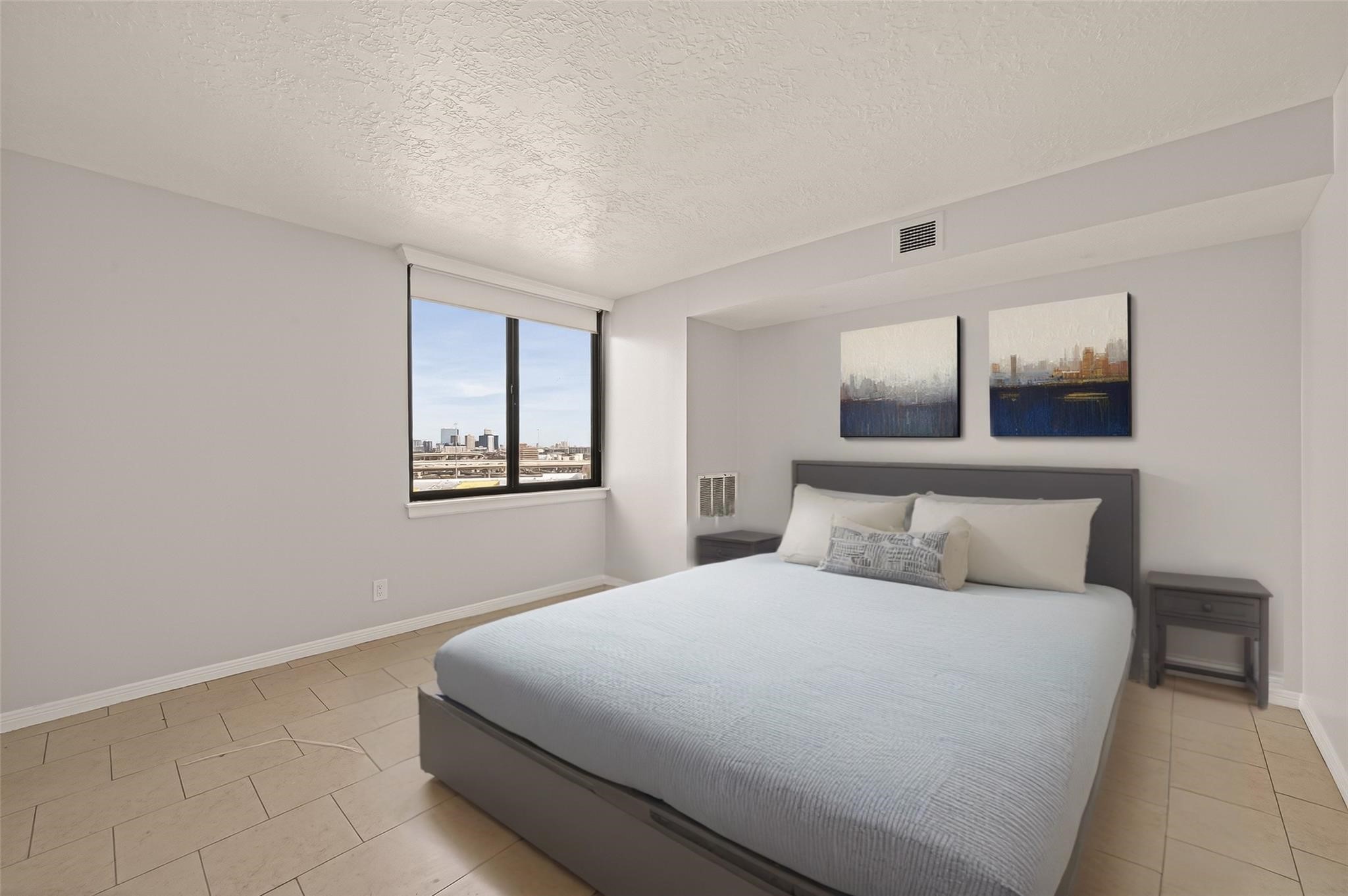 3525 Sage Road, Unit 1405 Houston, TX 77056 - Photo 3 of 37 a bedroom with a bed and window