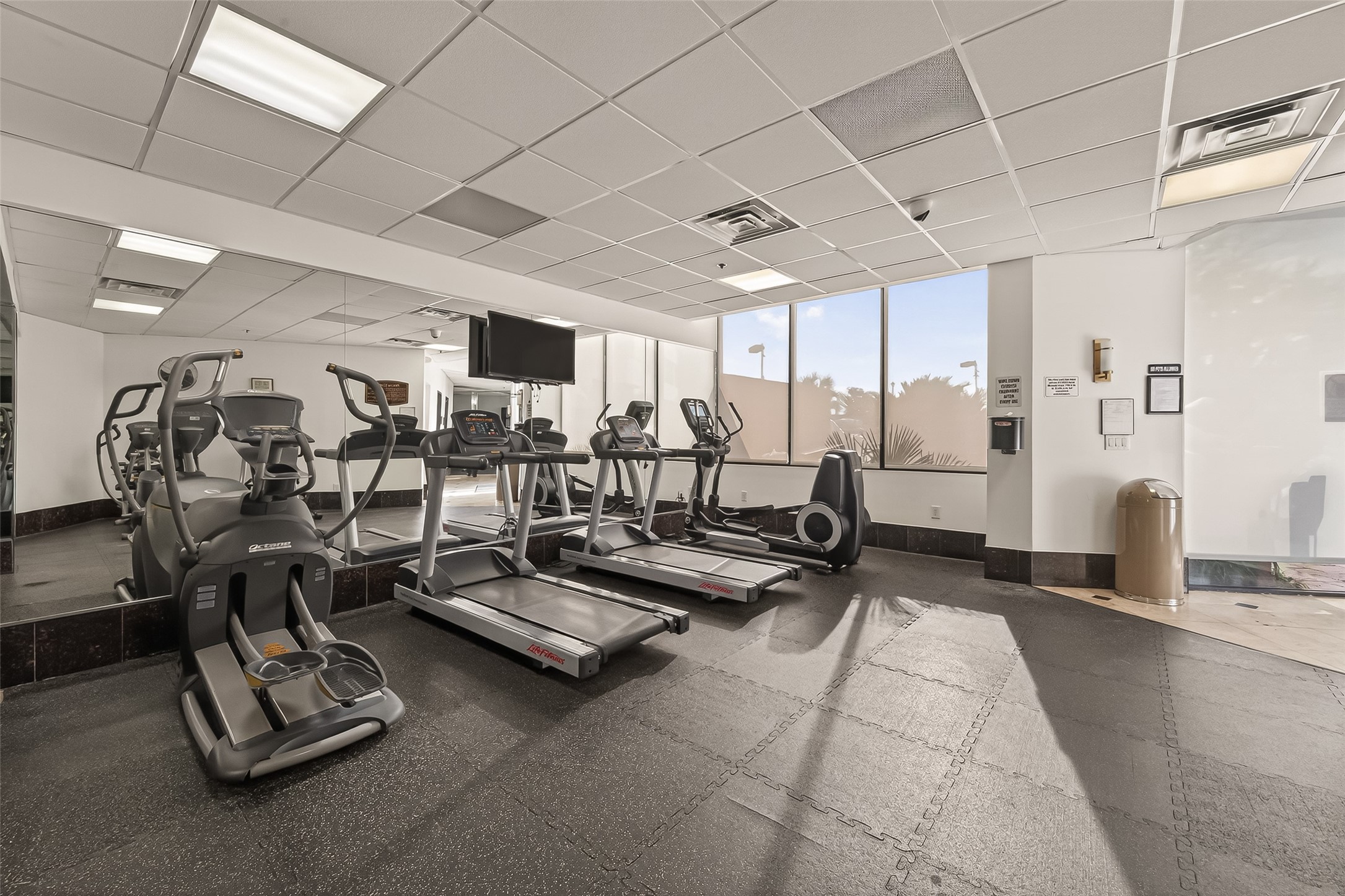 3525 Sage Road, Unit 1405 Houston, TX 77056 - Photo 35 of 37 a view of a room with gym equipment