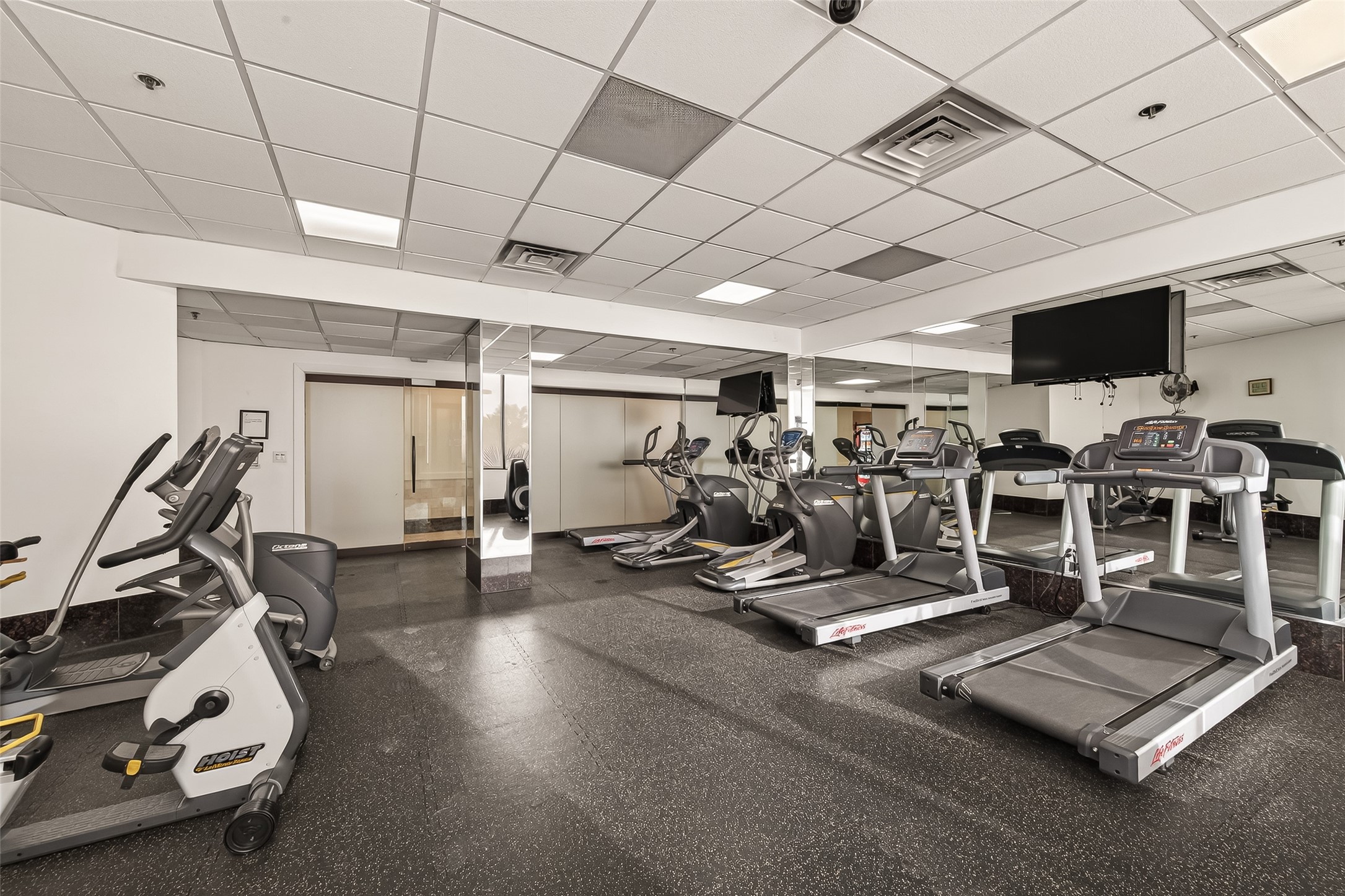 3525 Sage Road, Unit 1405 Houston, TX 77056 - Photo 36 of 37 a view of a room with gym equipment