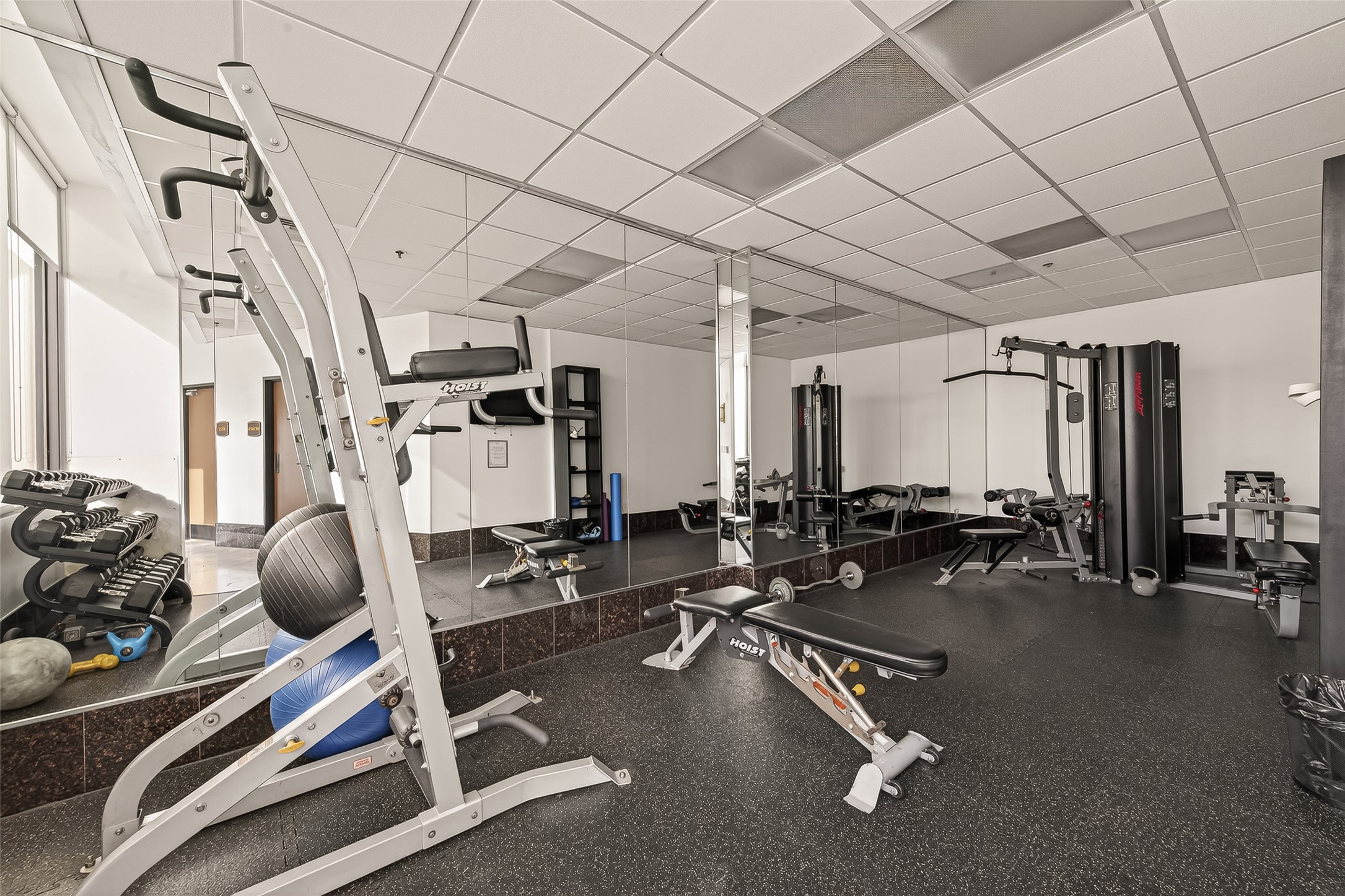 3525 Sage Road, Unit 1405 Houston, TX 77056 - Photo 37 of 37 a room with gym equipment