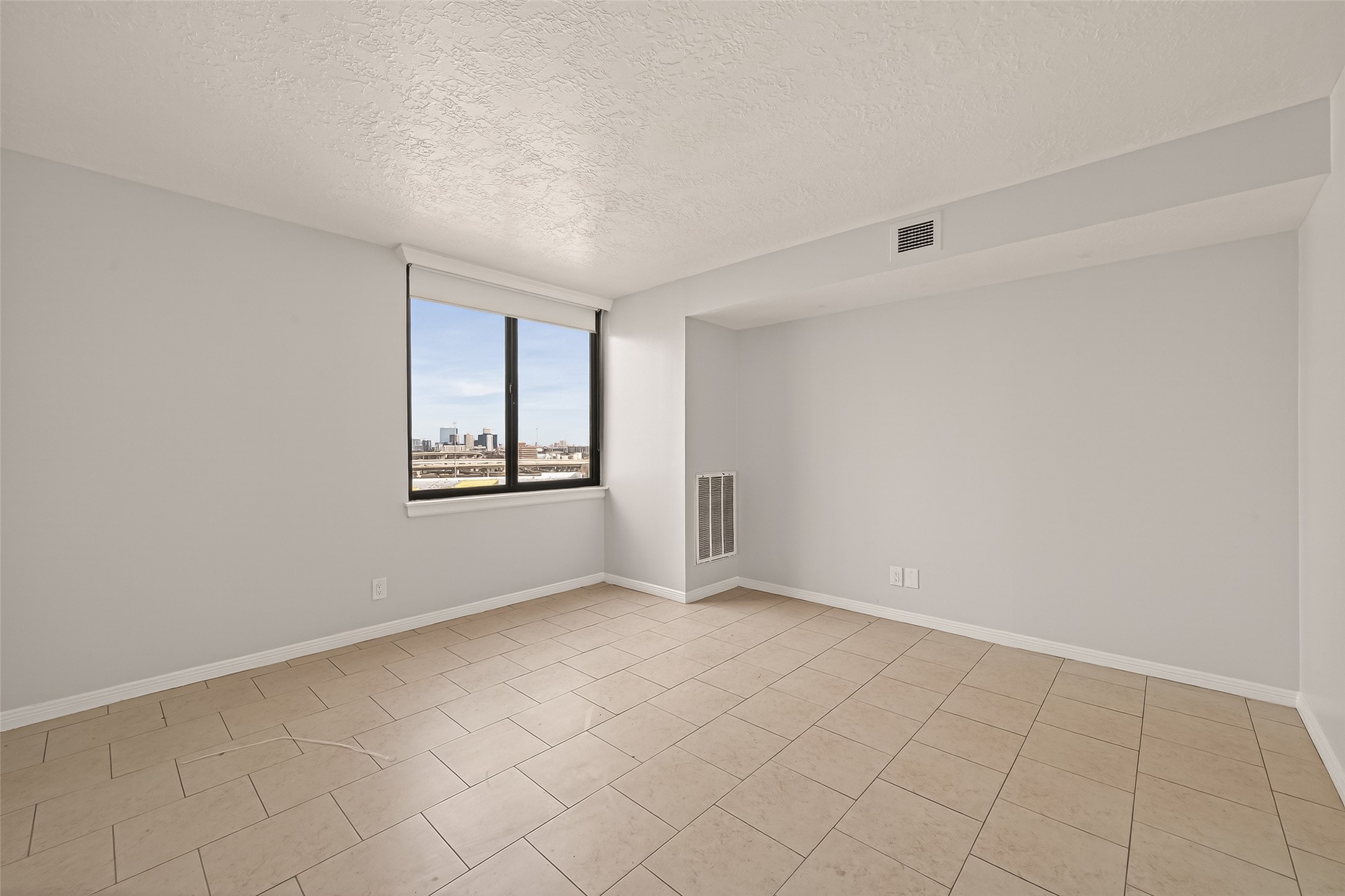 3525 Sage Road, Unit 1405 Houston, TX 77056 - Photo 4 of 37 an empty room with windows