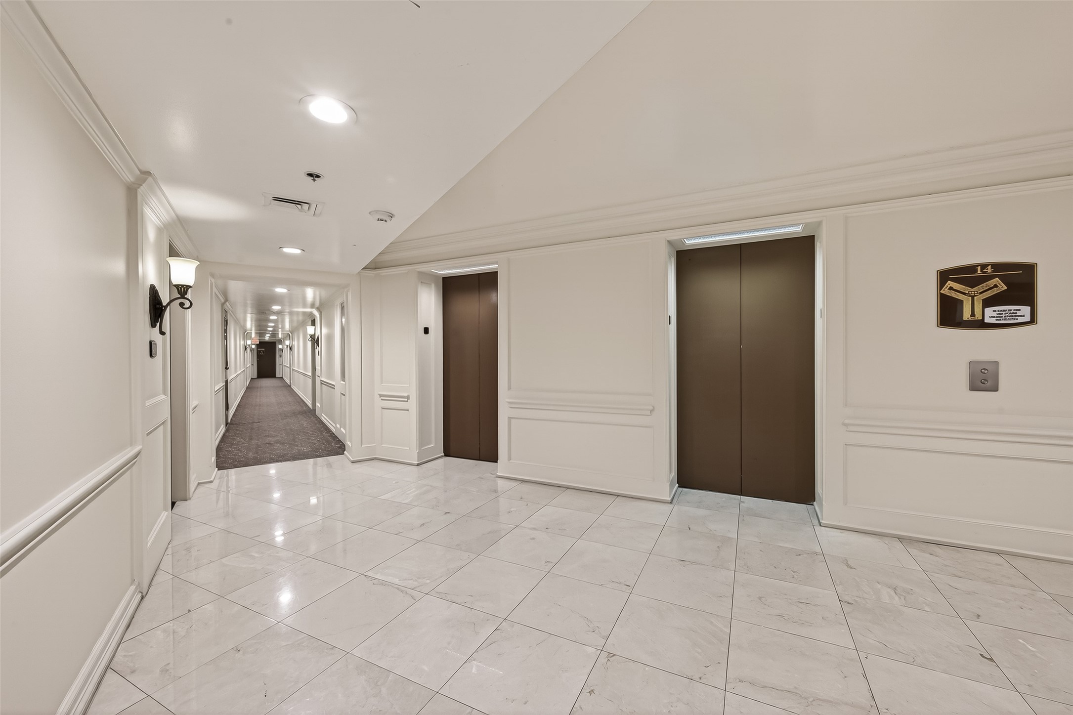 3525 Sage Road, Unit 1405 Houston, TX 77056 - Photo 8 of 37 a view of a hallway