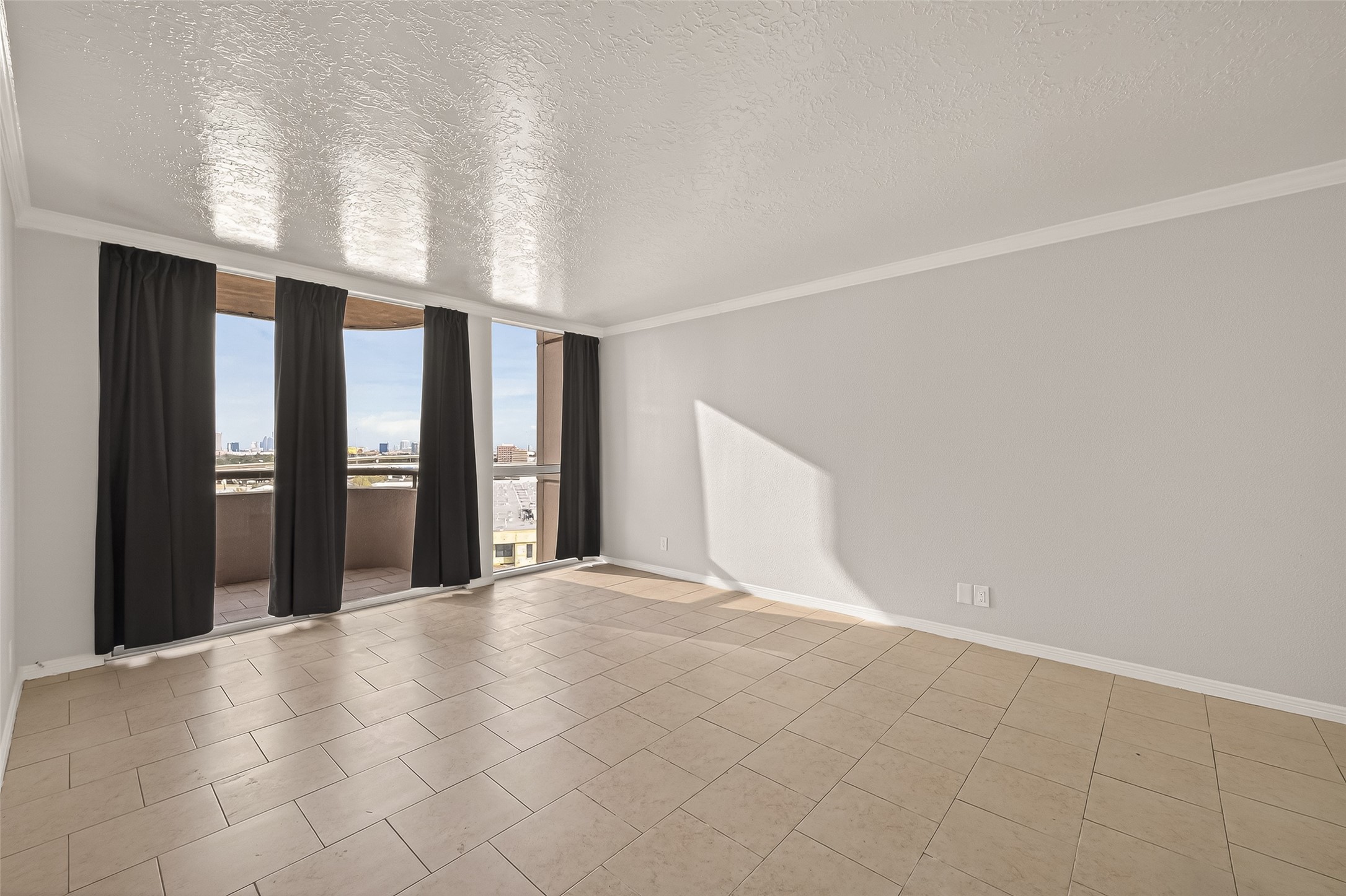 3525 Sage Road, Unit 1405 Houston, TX 77056 - Photo 10 of 37 a view of an empty room with window