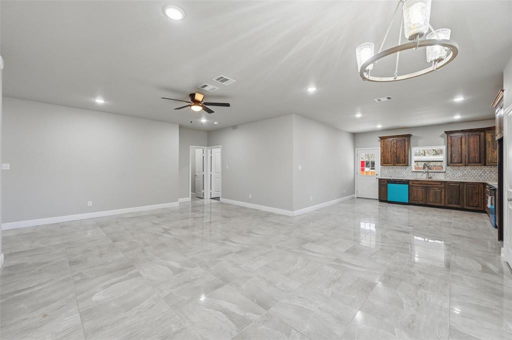 306 Lewis Street Cleburne, TX 76031 - Photo 4 of 20