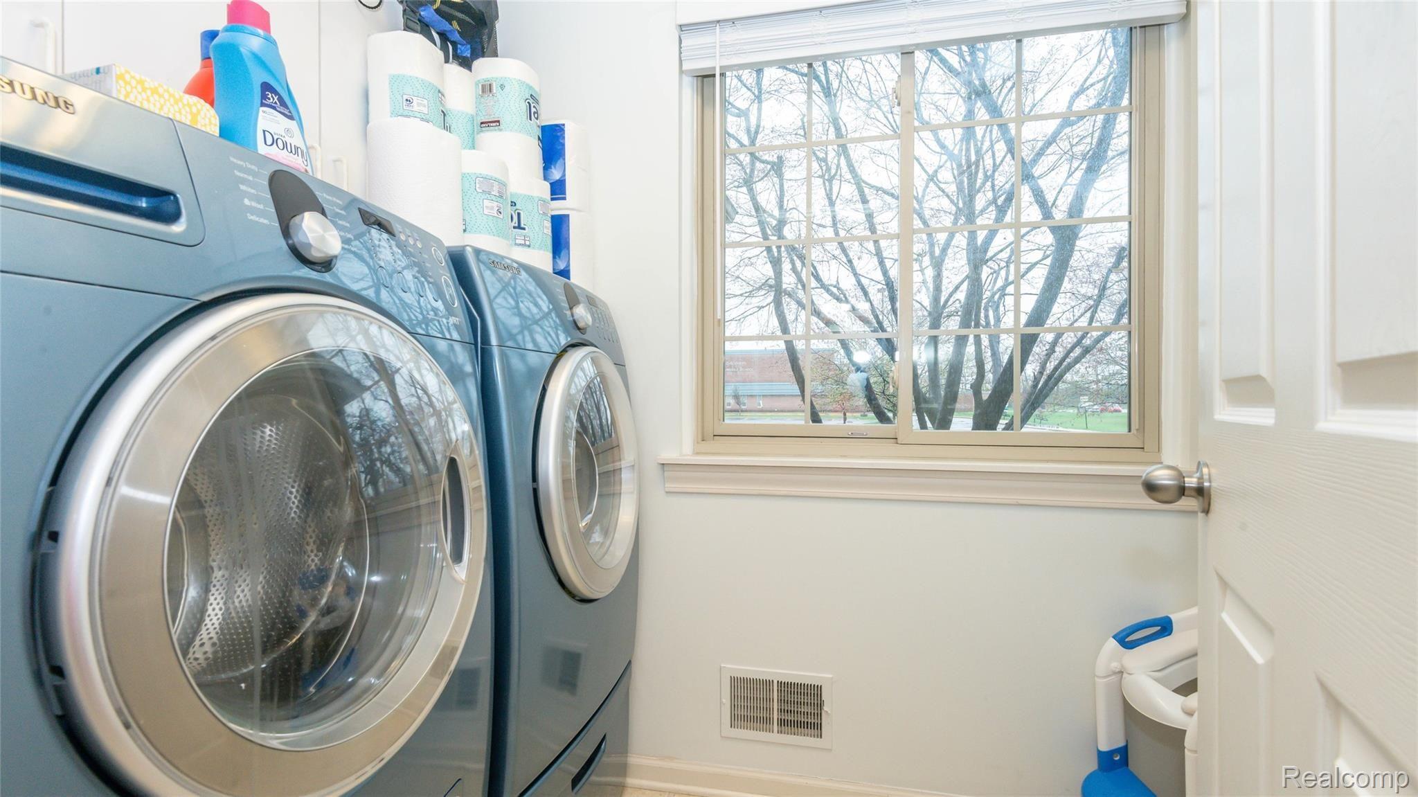 45180 Hanford Road Canton, MI 48187 - Photo 43 of 50 Laundry Room