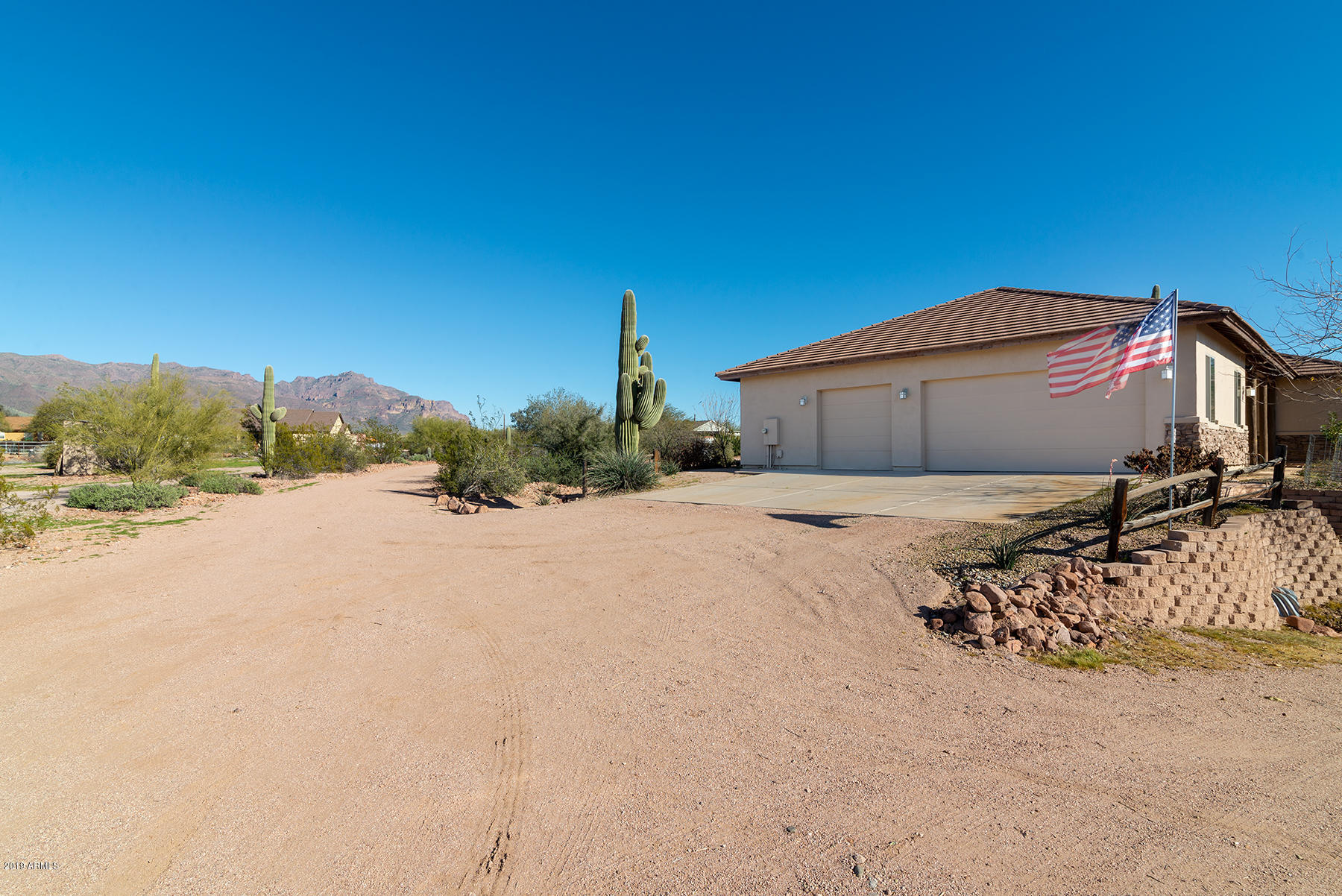 2005 South Val Vista Road Apache Junction, AZ 85119 - Photo 5 of 29 3 CAR GARAGE