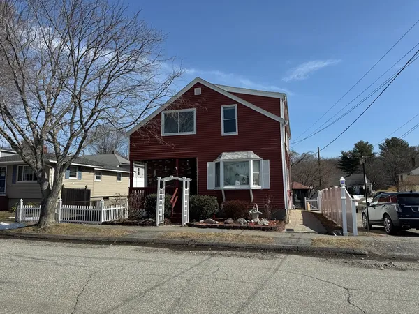 $1,950 | 47 Edgewater Avenue, Unit 2, Shrewsbury, MA 01545