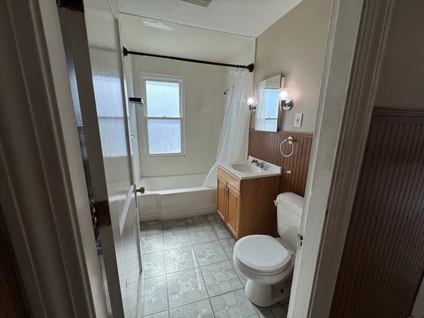 $1,950 | 47 Edgewater Avenue, Unit 2, Shrewsbury, MA 01545