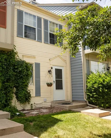 a view of a house with backyard and garden