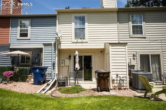 a view of a house with backyard