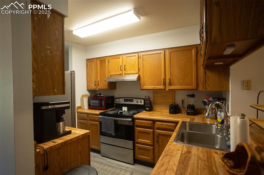 3515 Queen Anne Way Colorado Springs, CO 80917 - Photo 4 of 33 a kitchen with a sink stove and refrigerator