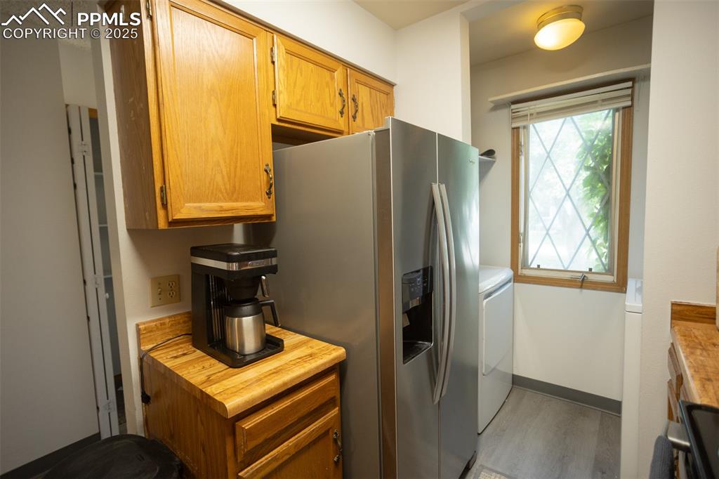 3515 Queen Anne Way Colorado Springs, CO 80917 - Photo 7 of 33 a bathroom with a sink toilet and mirror