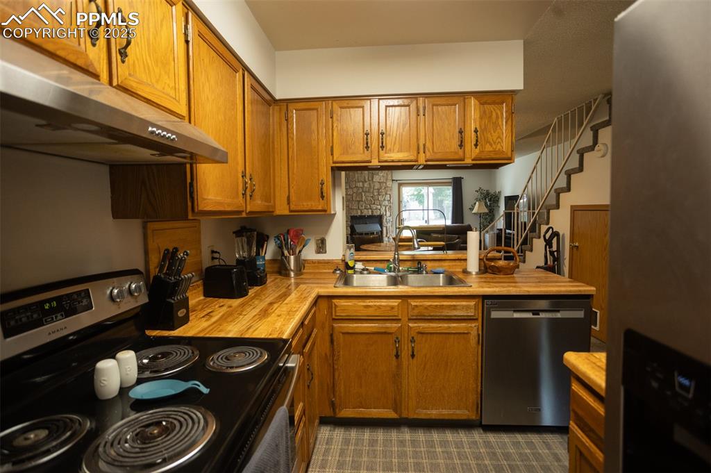 3515 Queen Anne Way Colorado Springs, CO 80917 - Photo 10 of 33 a kitchen with a sink a stove and cabinets