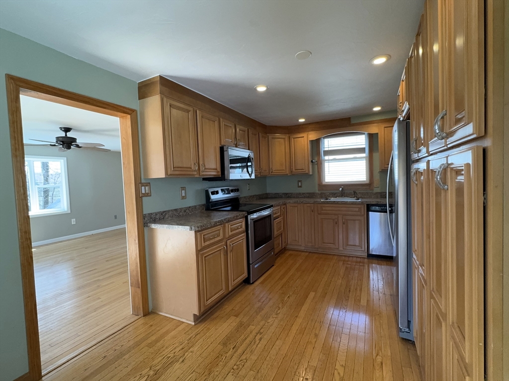 32 Heroult Road Worcester, MA 01606 - Photo 4 of 23 Gallery Image 4