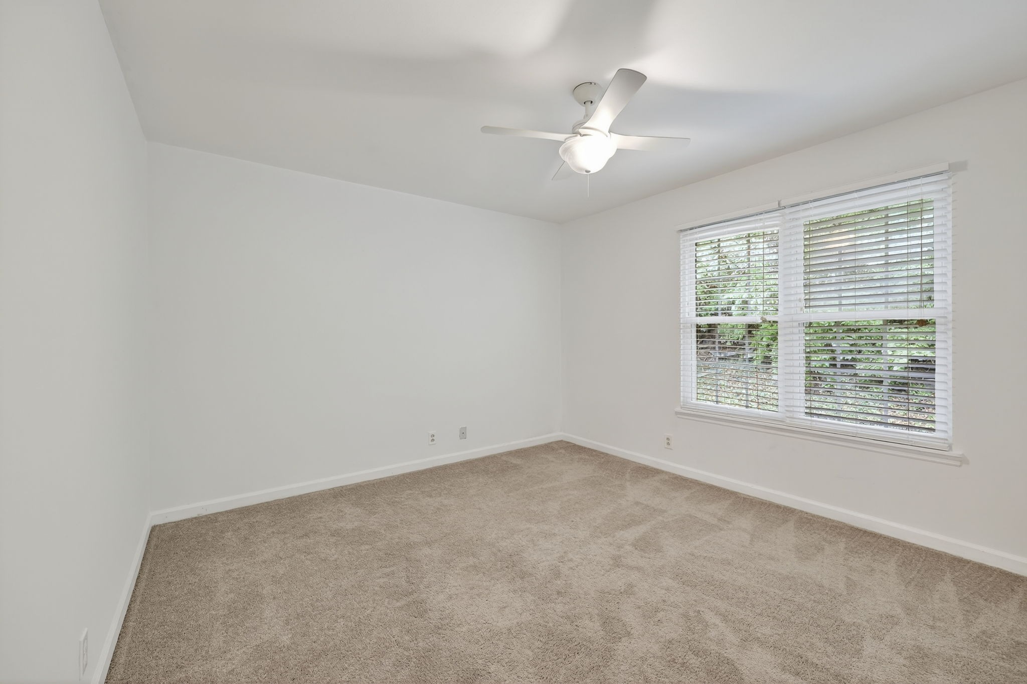 367 Huntington Ridge Drive Nashville, TN 37211 - Photo 12 of 28 an empty room with a window