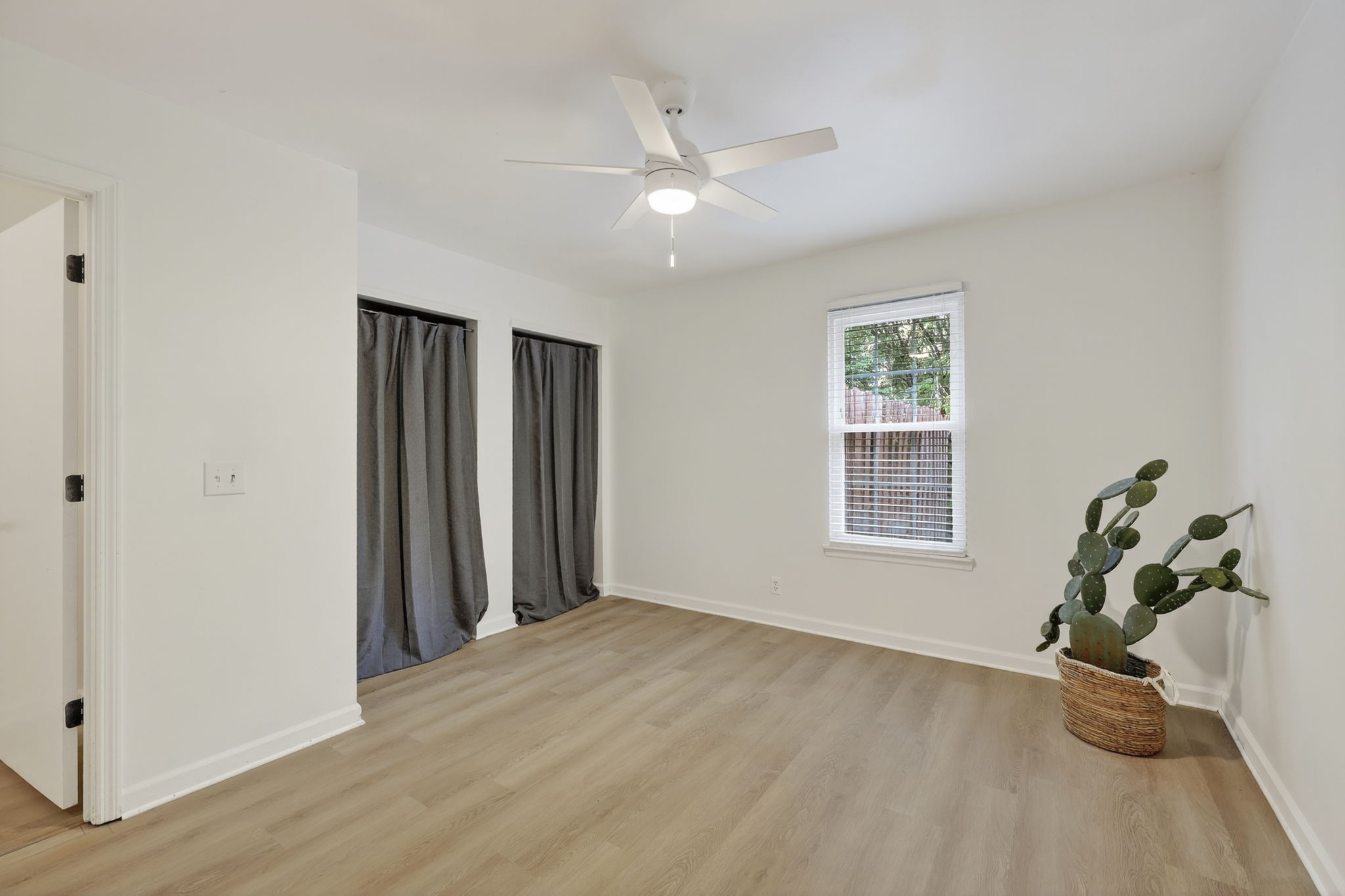 367 Huntington Ridge Drive Nashville, TN 37211 - Photo 16 of 28 an empty room with wooden floor and windows