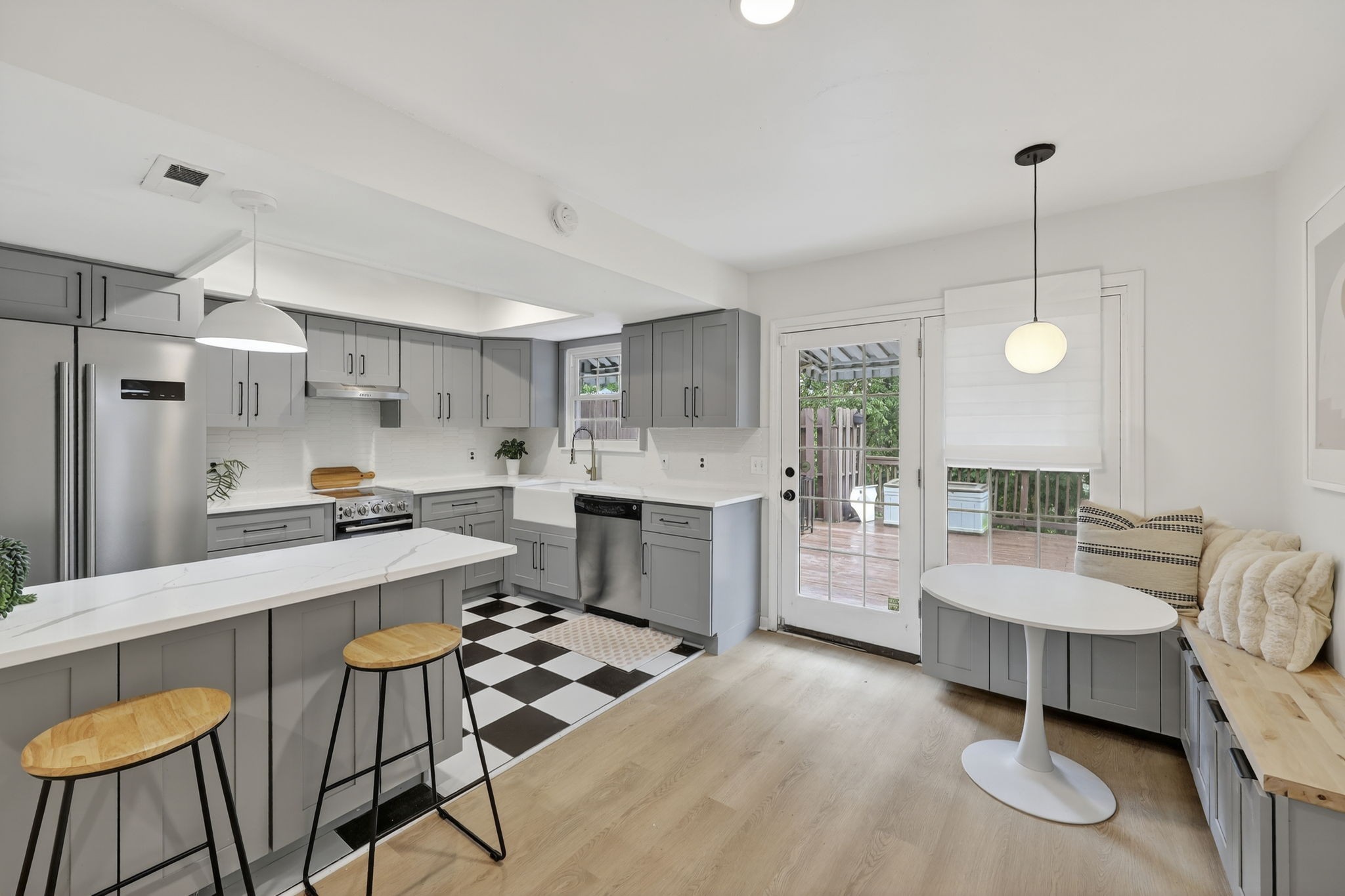 367 Huntington Ridge Drive Nashville, TN 37211 - Photo 4 of 28 a large kitchen with a table and chairs in it