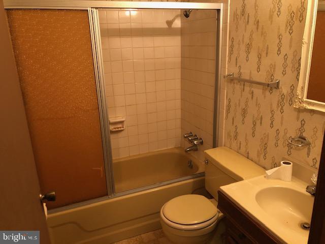 5259 Gordon Drive King George, VA 22485 - Photo 17 of 22 Hall bathroom