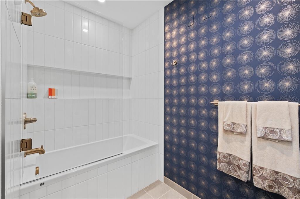 2554 Smallman Street, Unit 504 Pittsburgh, PA 15222 - Photo 20 of 29 a bathroom with a bathtub