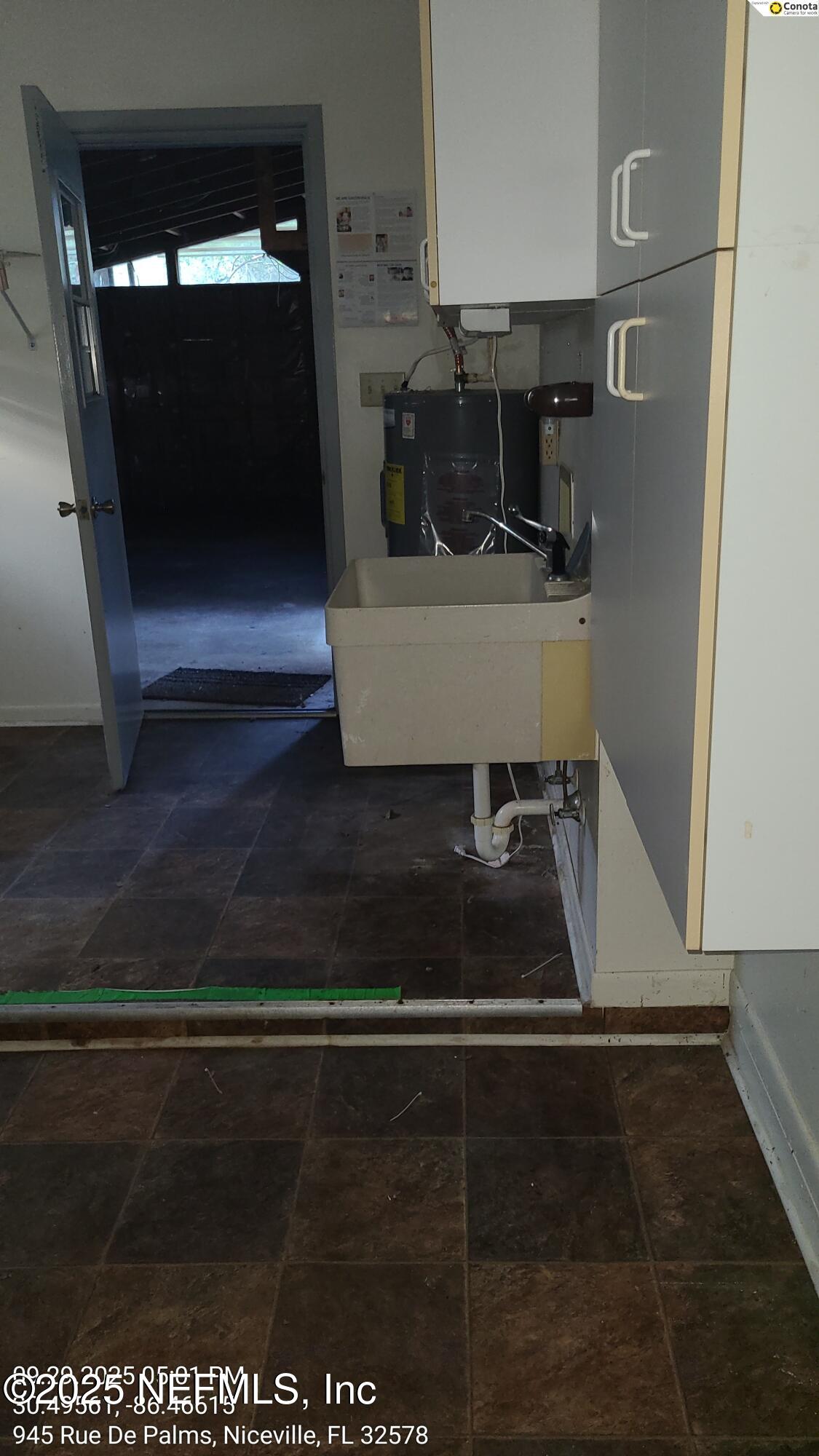 945 Rue De Palms Niceville, FL 32578 - Photo 28 of 37 a view of kitchen and sink