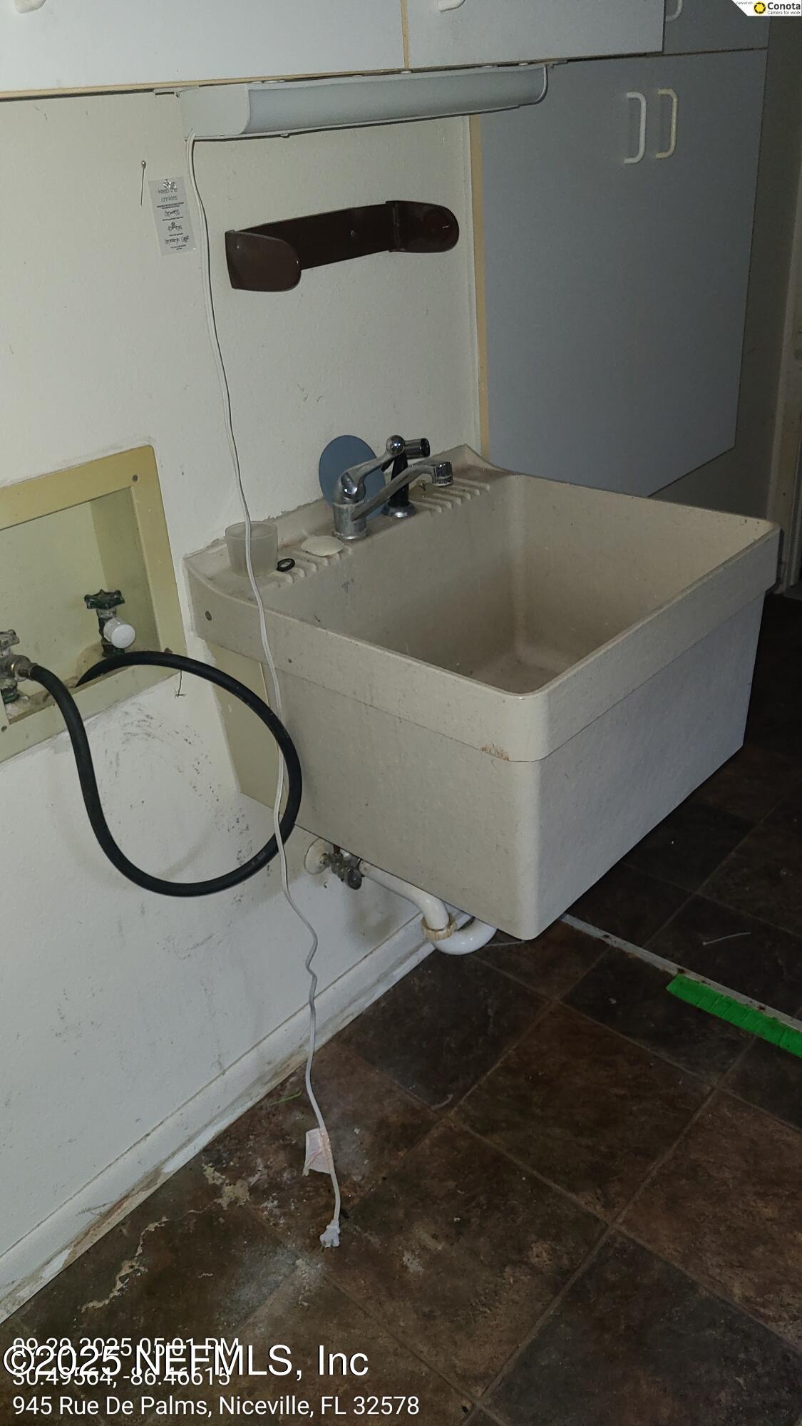 945 Rue De Palms Niceville, FL 32578 - Photo 33 of 37 a bathroom with a sink and a mirror