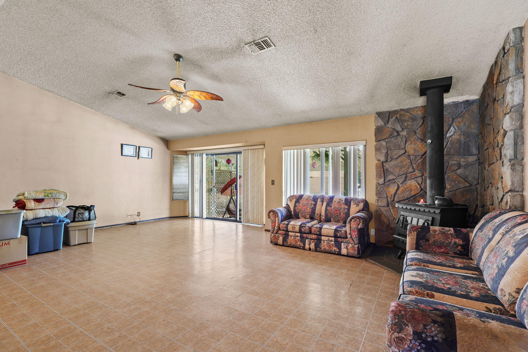 2760 Oriole Drive Red Bluff, CA 96080 - Photo 4 of 25 a living room with furniture