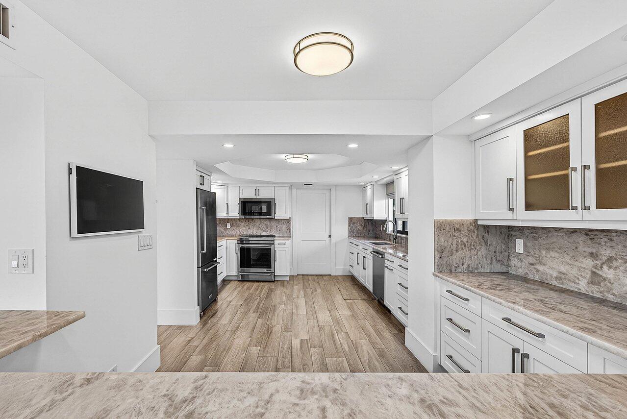 900 Northeast Spanish River Boulevard, Unit 7E Boca Raton, FL 33431 - Photo 17 of 71 OPEN KITCHEN