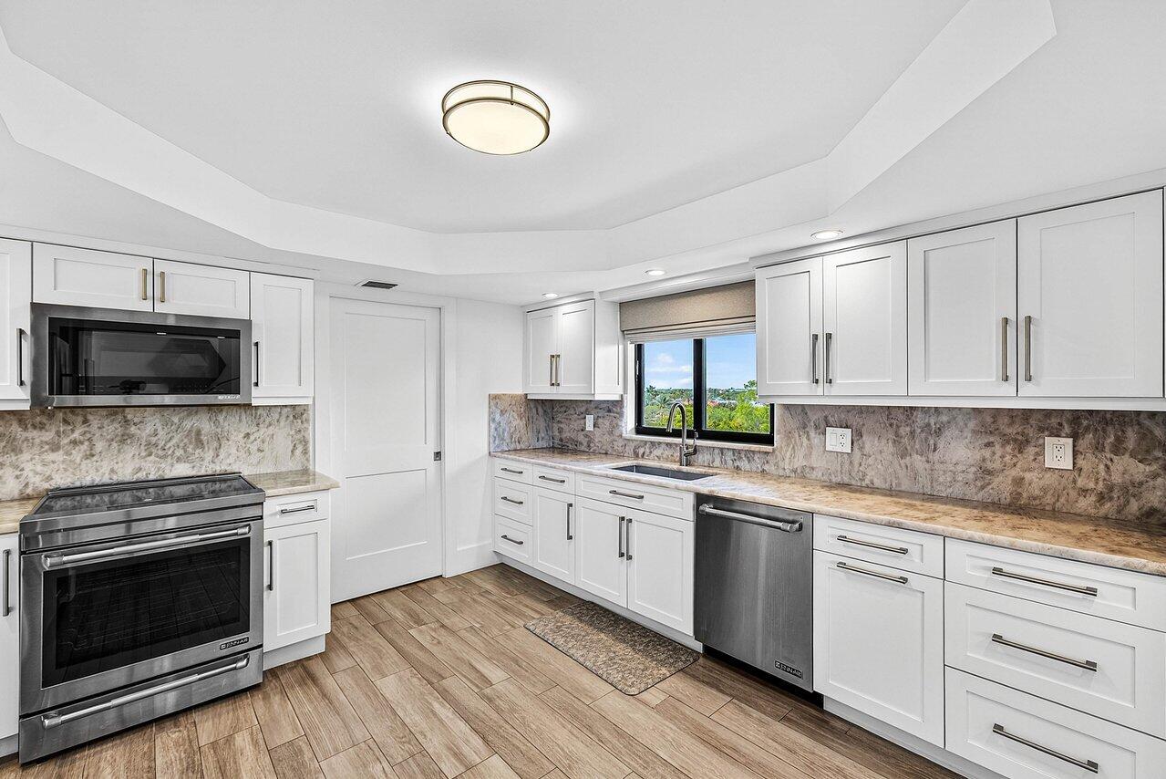 900 Northeast Spanish River Boulevard, Unit 7E Boca Raton, FL 33431 - Photo 19 of 71 KITCHEN