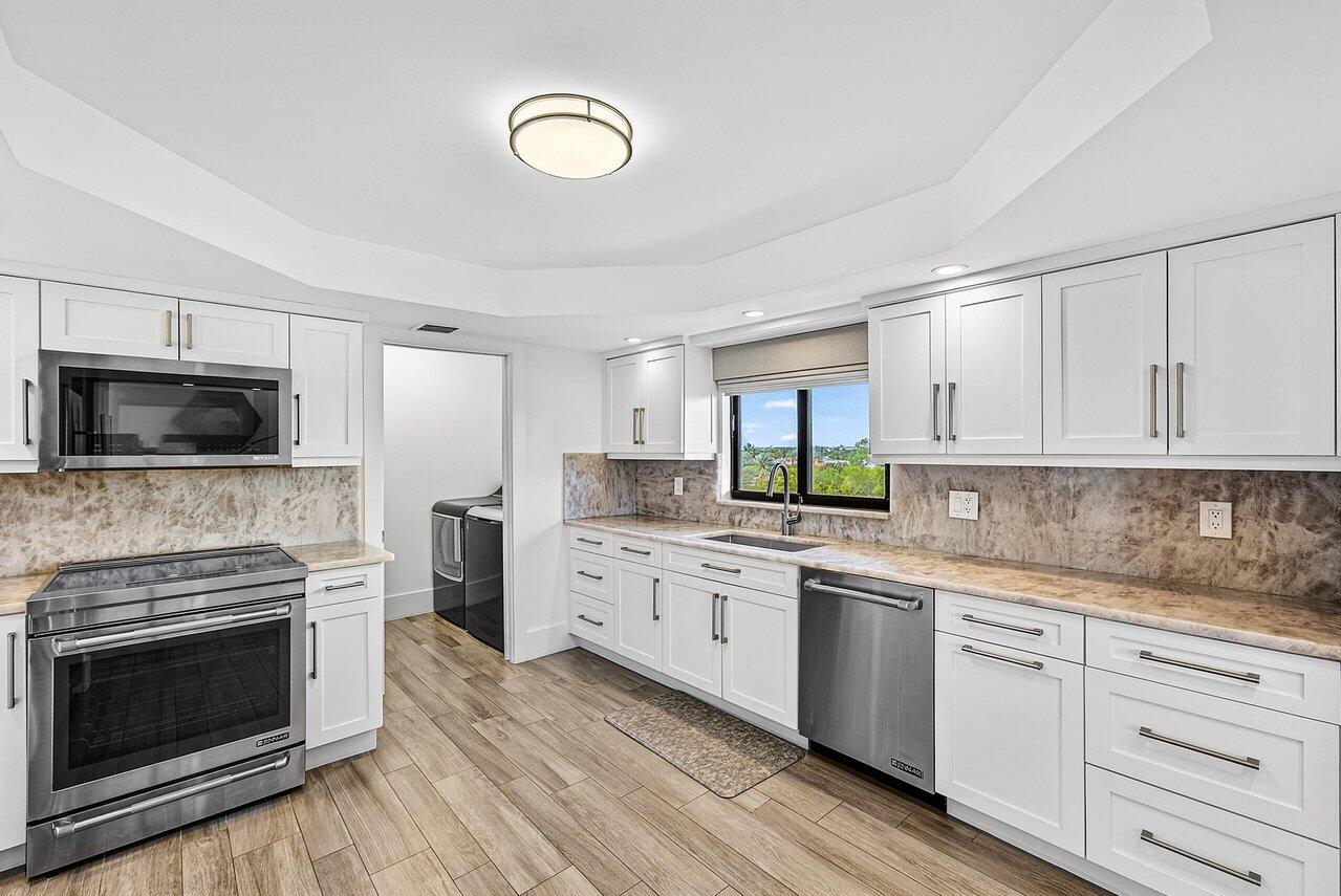 900 Northeast Spanish River Boulevard, Unit 7E Boca Raton, FL 33431 - Photo 20 of 71 KITCHEN