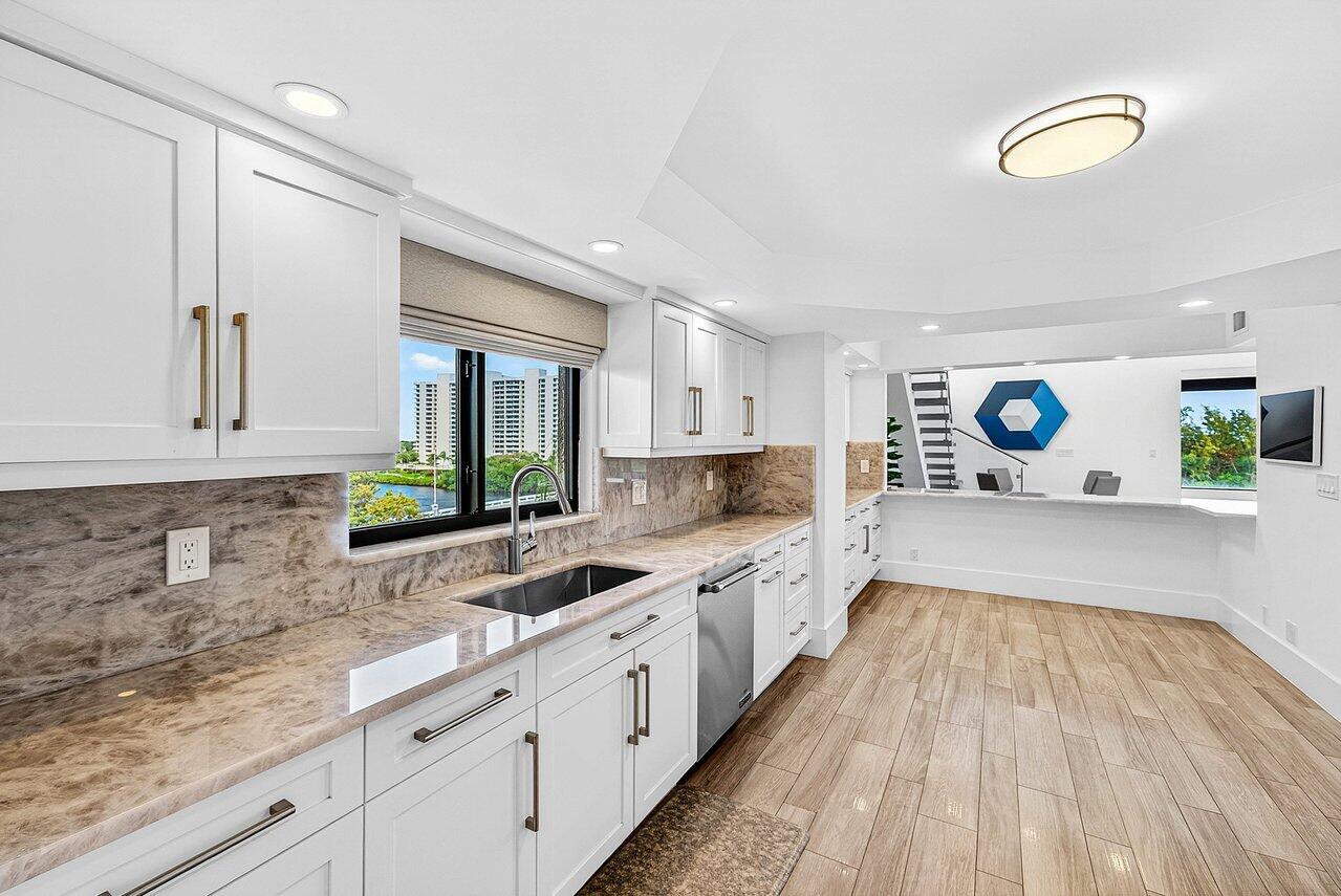 900 Northeast Spanish River Boulevard, Unit 7E Boca Raton, FL 33431 - Photo 22 of 71 KITCHEN
