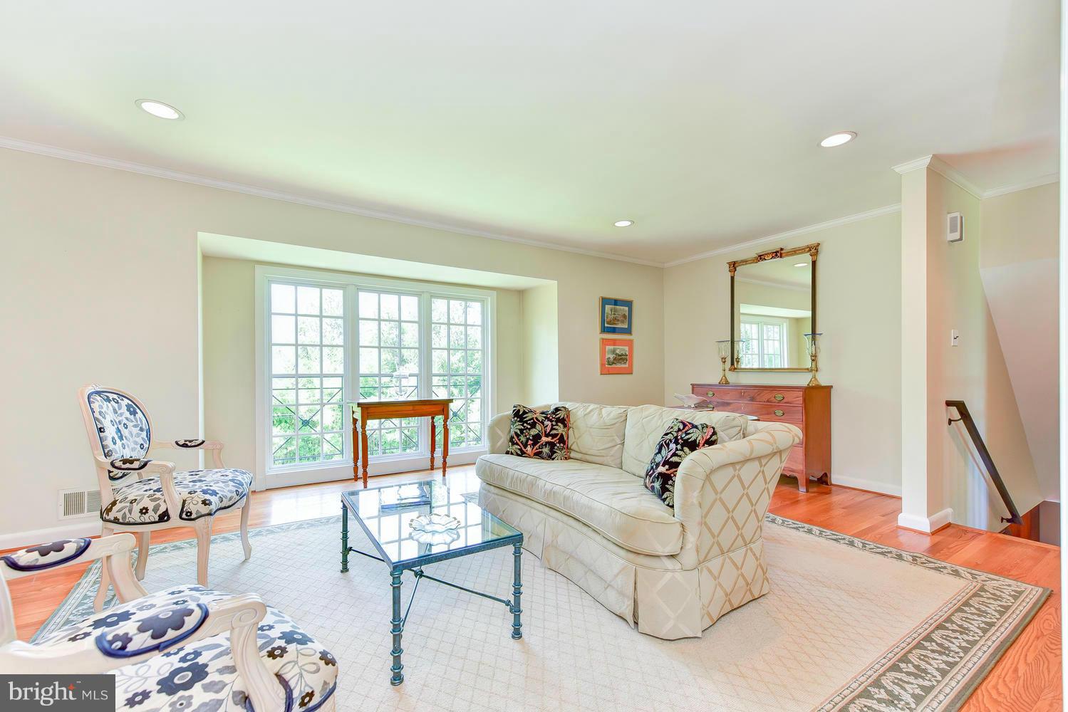 2312 Windsor Road Alexandria, VA 22307 - Photo 7 of 20 Living Room