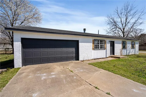 $205,000 | 401 North Edgewood Drive, Coffeyville, KS 67337