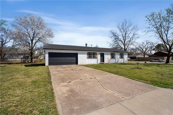 $205,000 | 401 North Edgewood Drive, Coffeyville, KS 67337