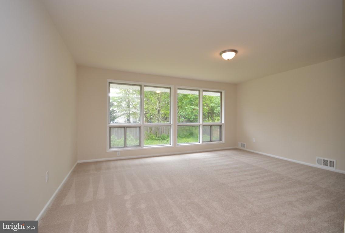 4429 Roundhill Road Alexandria, VA 22310 - Photo 12 of 24 Living Room
