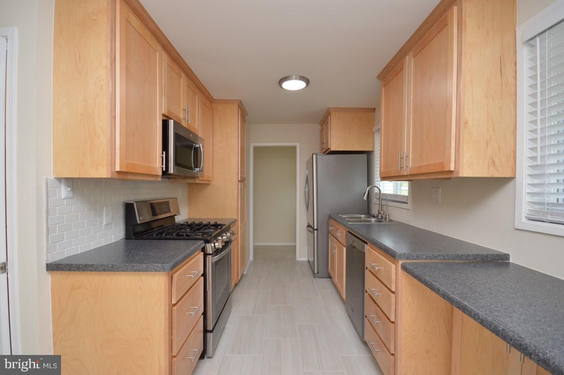 4429 Roundhill Road Alexandria, VA 22310 - Photo 6 of 24 Kitchen