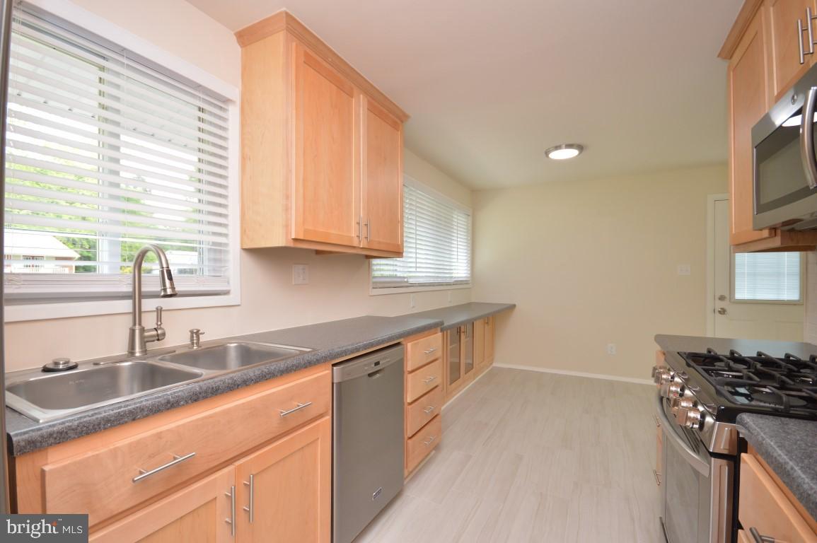 4429 Roundhill Road Alexandria, VA 22310 - Photo 7 of 24 Kitchen w/New SS Appliances