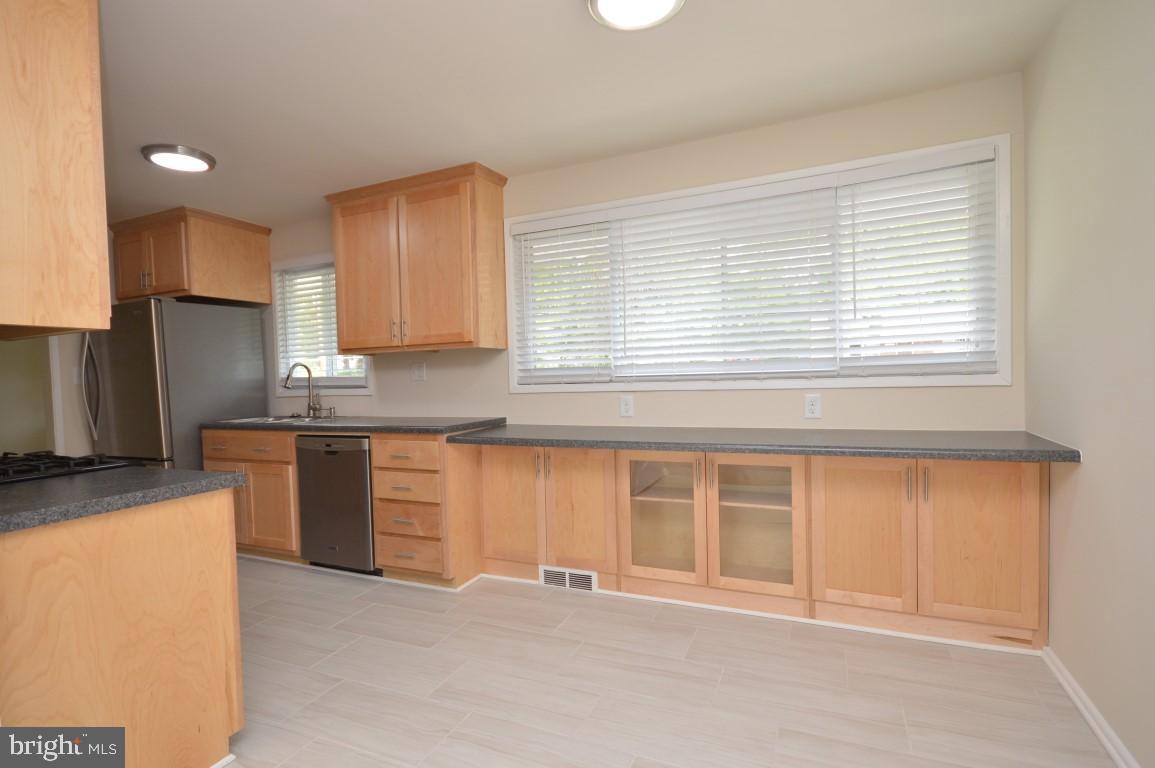 4429 Roundhill Road Alexandria, VA 22310 - Photo 9 of 24 Eat In Kitchen Breakfast Bar Counter