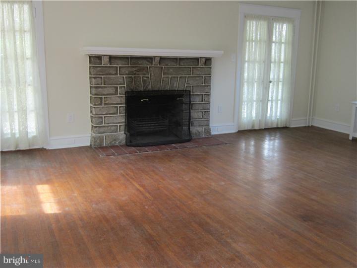 131 North Rolling Road Springfield, PA 19064 - Photo 2 of 19 Living Room
