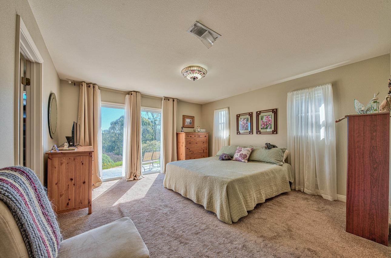 18401 Moro Road Salinas, CA 93907 - Photo 21 of 39 a bedroom with a large bed and a large mirror