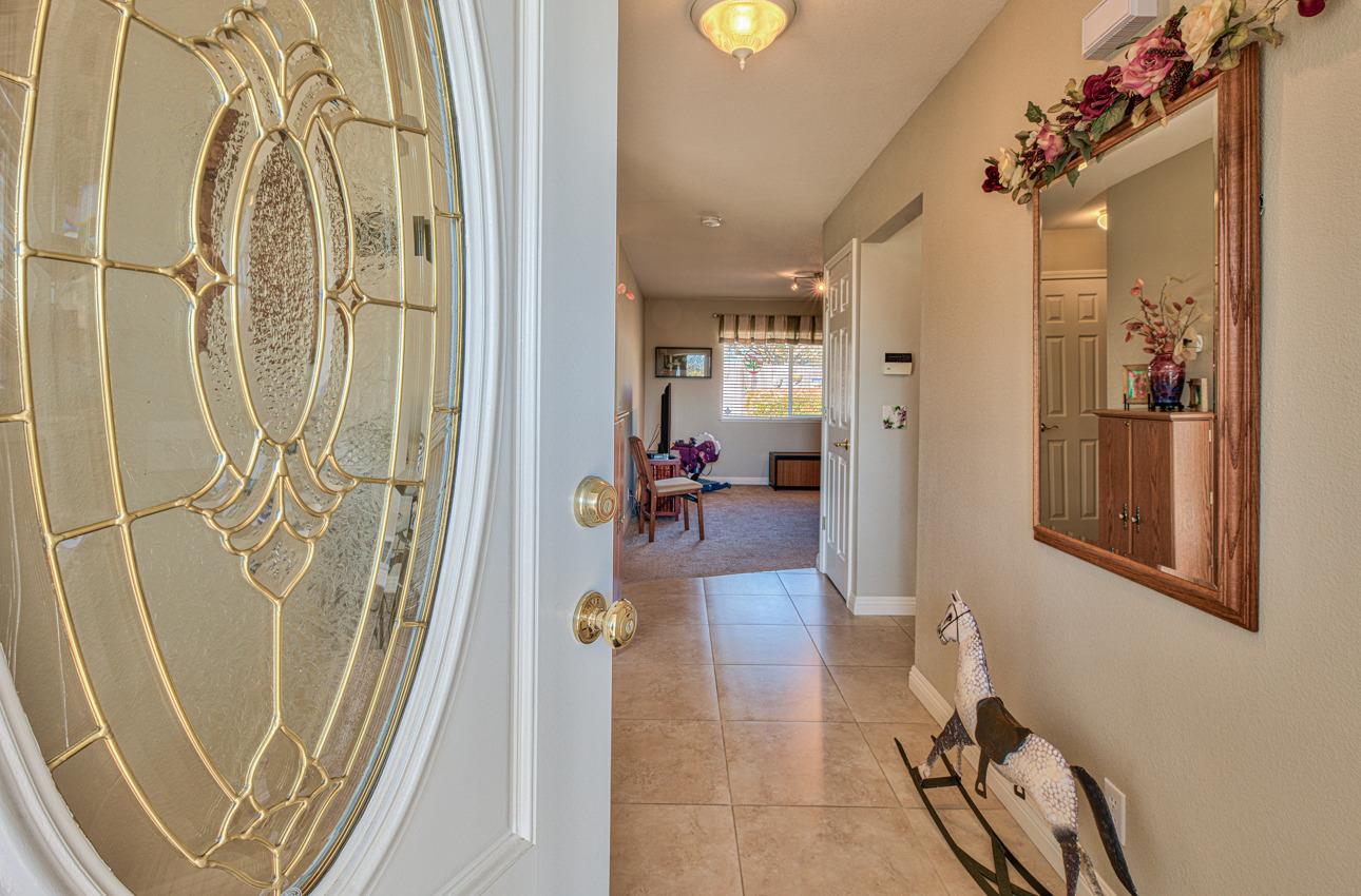 18401 Moro Road Salinas, CA 93907 - Photo 6 of 39 a very nice looking room with a mirror